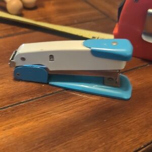 Arrow Blue and White M25 Stapler
